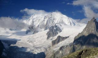 阿尔卑斯山脉的最高峰是哪个山峰